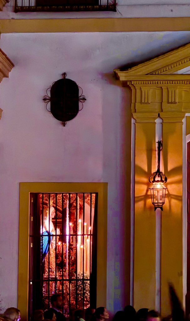 PasionDeSevilla's tweet photo. En estos momentos en @Hdad_Museo Foto Rafa Gómez Cid.

#SSantaSevilla24 https://t.co/8yxwlhMtpg