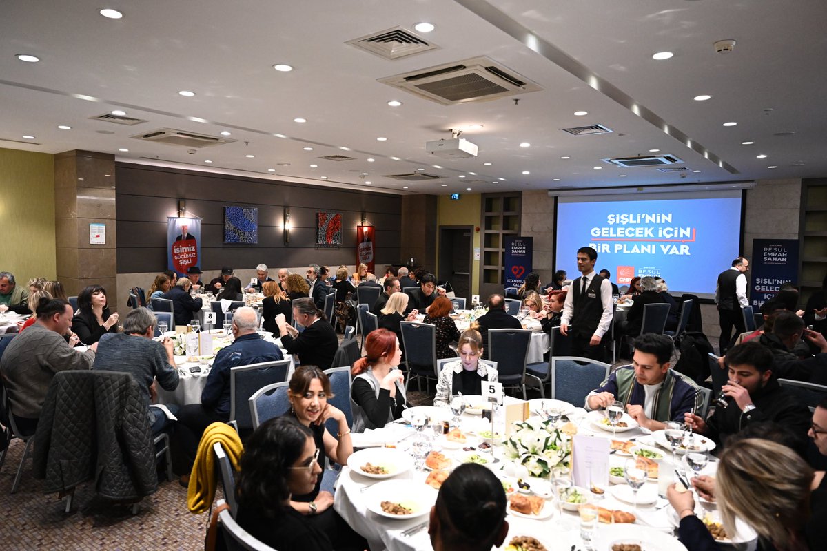 Bu akşam iftarda tiyatro sanatçılarımızla birlikteydik. Merhum tiyatro sanatçımız Ayla Algan’ın hatırasını Şişli’de bir sokakta yaşatmak istediğimizi, kızı Sevi Algan’a değerli sanatçımız Haldun Dormen ile birlikte müjdeledik. Şişli’yi kültür ve sanatın merkezi yapmak için var