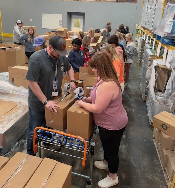 Second Harvest SGA (@secondharvest) on Twitter photo The Patriots from <a href="/srpatriots/">StrongRockChristian</a> School dug their heels in to build 280 pantry boxes today. These boxes will provide 7,091 meals to seniors needing food in our community. We want to thank these outstanding students for their time commitment to give back to their communities.
#SHSG The Patriots from <a href="/srpatriots/">StrongRockChristian</a> School dug their heels in to build 280 pantry boxes today. These boxes will provide 7,091 meals to seniors needing food in our community. We want to thank these outstanding students for their time commitment to give back to their communities.
#SHSG