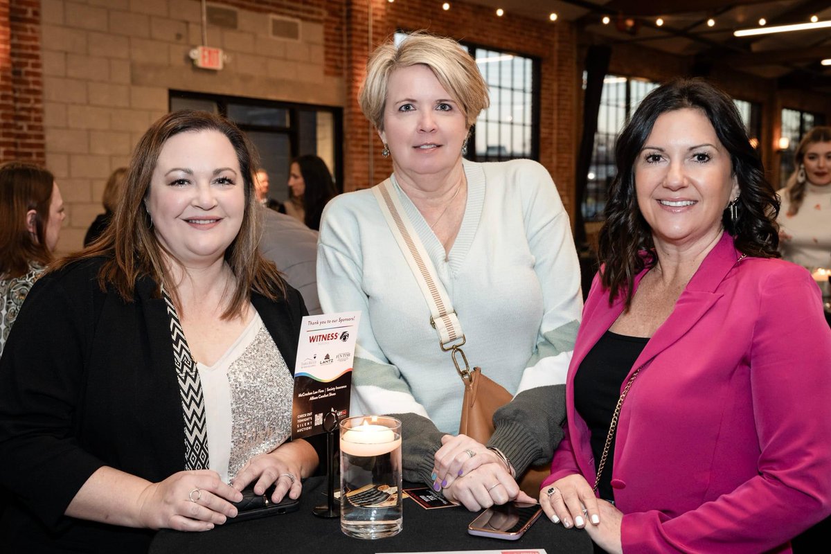 We recently sponsored the The Edwardsville Arts Center ARTini Cocktail Competition! Partner agent from AAdvantage Insurance Group enjoyed an evening supporting participating local restaurants crafting their cocktail creations. 🍸