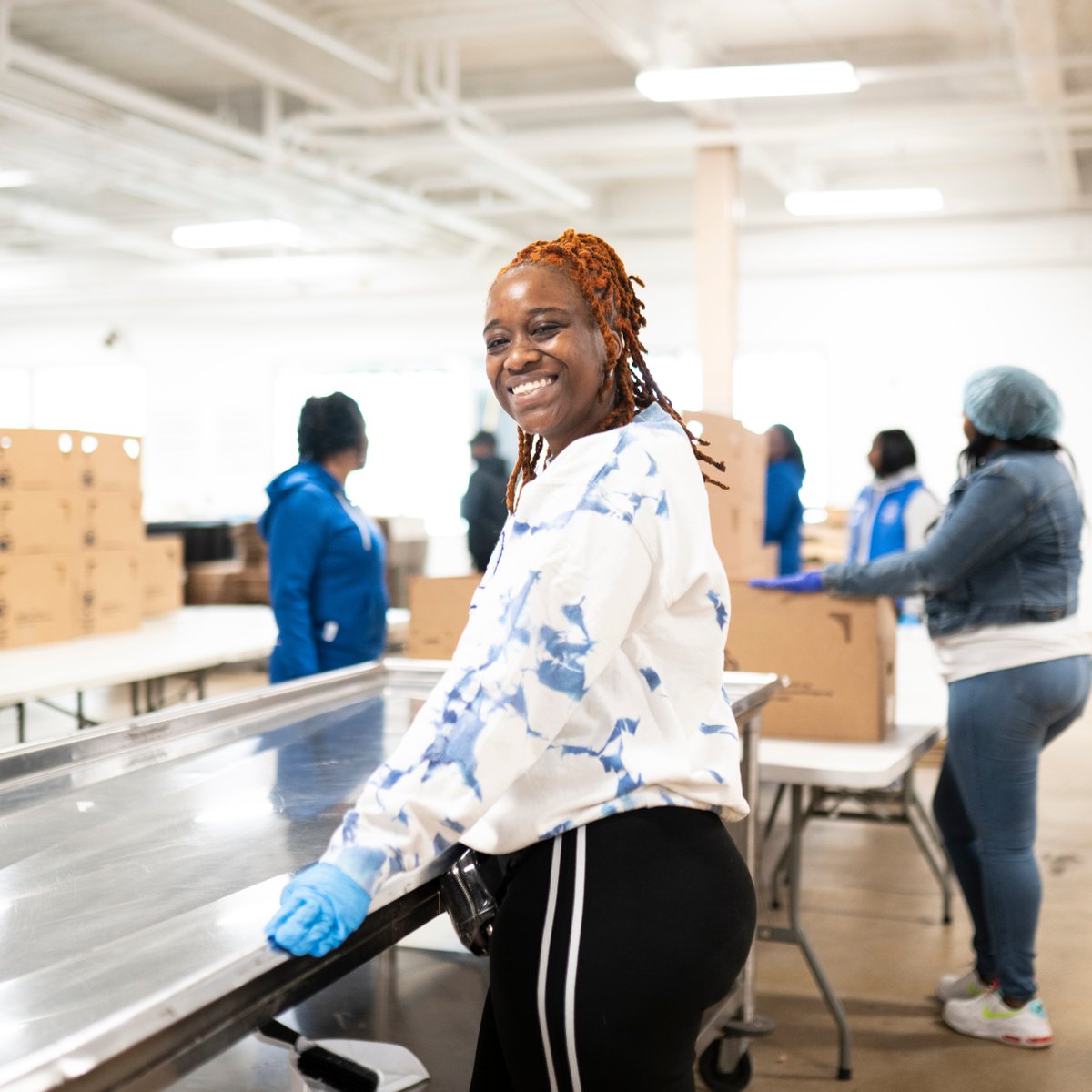 Join us in our mission to #EndHungerNow by volunteering! We have a variety of volunteer opportunities, including repack sessions and delivering fresh produce. Visit bit.ly/3Eh3ibT to learn more!