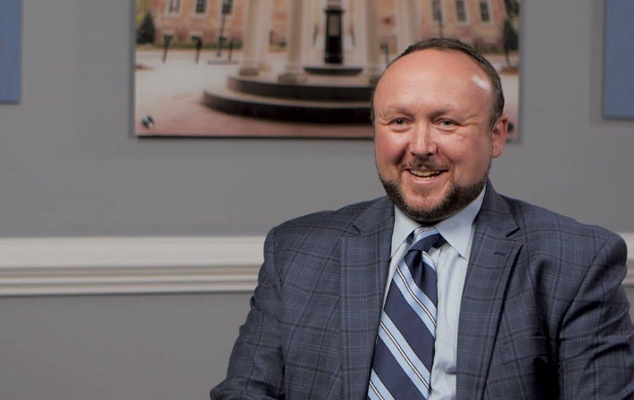 UNCDeptMedicine's tweet image. ⏯️ Meet Dr. C. Adrian Austin, a #physician who specializes in pulmonary &amp;amp; #CriticalCareMedicine and #GeriatricMedicine. He combines those specialties by serving older adults with complex #lungdiseases.
🔗 ow.ly/yppA50QZXst