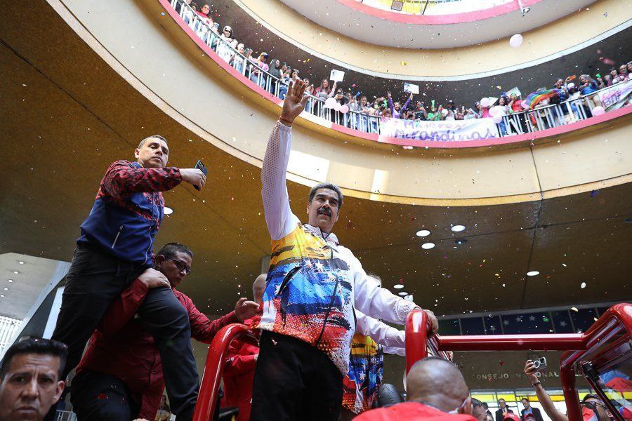 #EnVideo📹| “Ustedes no han postulado un hombre, ustedes han inscrito y postulado un proyecto histórico”, confirmó el líder Revolucionario Nicolás Maduro que hoy #25marzo inscribe su candidatura presidencial ante el #CNE

#MaduroAmorDeLaPatria
#sergetti
#oriele