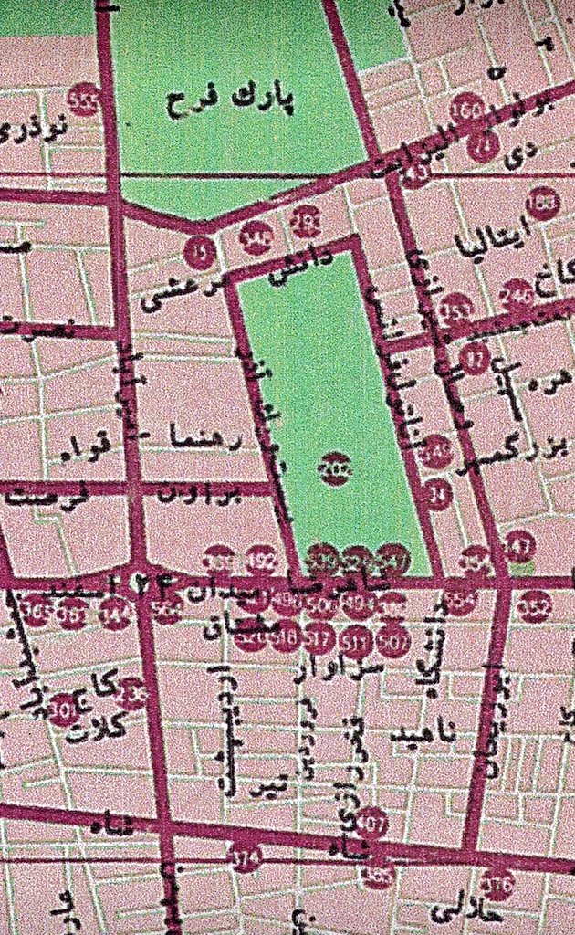 کتابفروشی‌های روبرو دانشگاه تهران براساس نقشه ۱۳۵۴: تهران، دانشجو، دهخدا، دنیای دانش، مهرگان، سپهر، کانسون، گوتنبرگ، طهوری - دو تا از اعداد رو نتونستم بخونم که قطعا یکیش کتابفروشیه.