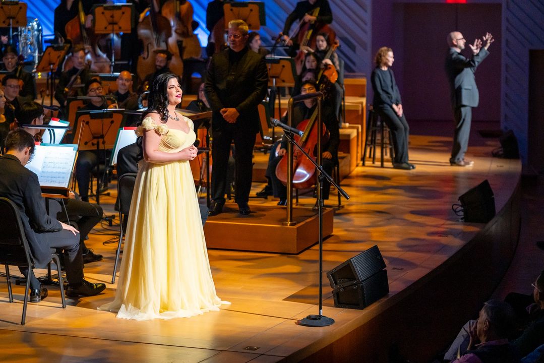 Last Saturday's concert took us on a captivating journey into the intricate connection between neuroscience and music. Led by Edwin Outwater & Dr. Indre Viskontas, accompanied by the talented NWS Fellows, Laura León, and ASL performers. 📷 Alex Markow