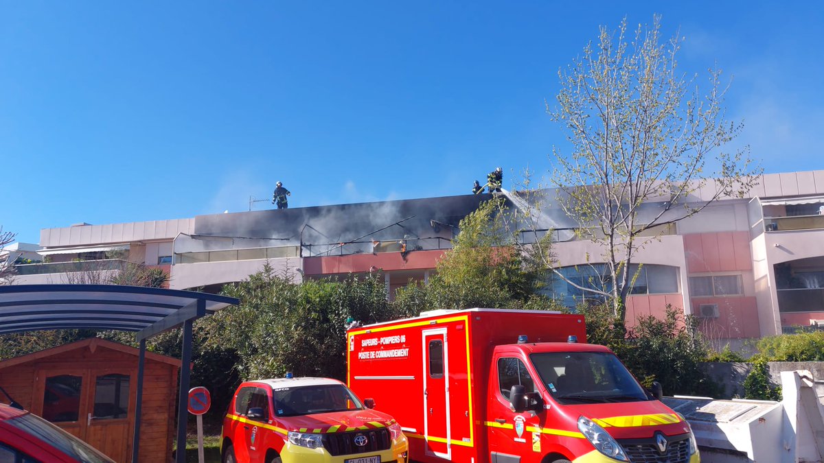 #RetourSurInter 🔥 Les #pompiers sont intervenus samedi pour un feu de balcon dans un immeuble à usage d'habitation à Villeneuve-Loubet. ✅️ Le feu a été rapidement maitrisé au moyen de deux lances 💦 ❌️ Cet incendie n'a pas fait de victime. 🚒 24 #pompiers ont été engagés.