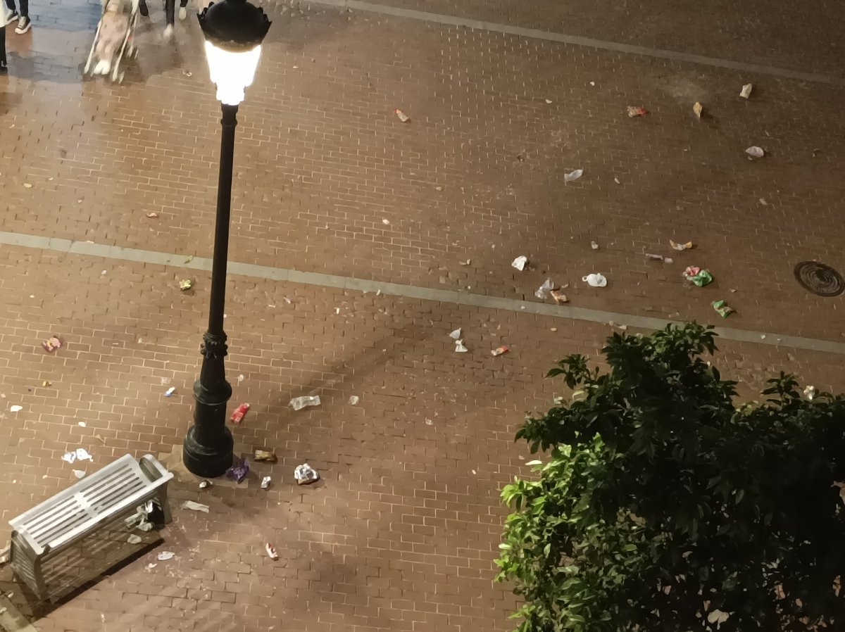 #Huelva El Paseo de Sta Fe después de las procesiones, las papeleras medio vacías, así es como ha quedado, que nos pasa?
