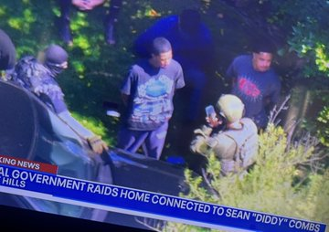 AlertesInfos's tweet photo. 🇺🇸 FLASH - Le domicile du rappeur Diddy, situé à Los Angeles, est en train d'être perquisitionné par le FBI dans le cadre d'une enquête pour "trafic sexuel". (Fox) https://t.co/619aPt6295