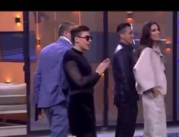 starbeach55's tweet image. Ojo! La Divaza aplaudiendo a Cristina y de los primeros en ir a abrazarla...#LCD4