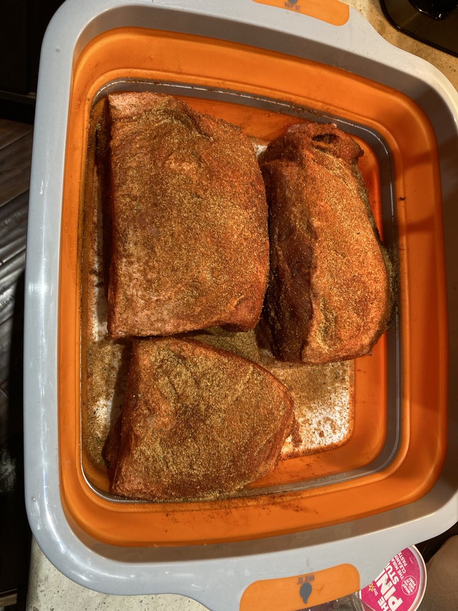 10PointFarms's tweet image. Big lunch prep for tomorrow. These collapsible tubs by Drip EZ are great. #porkbutts courtesy of ⁦@MisterBrisket⁩