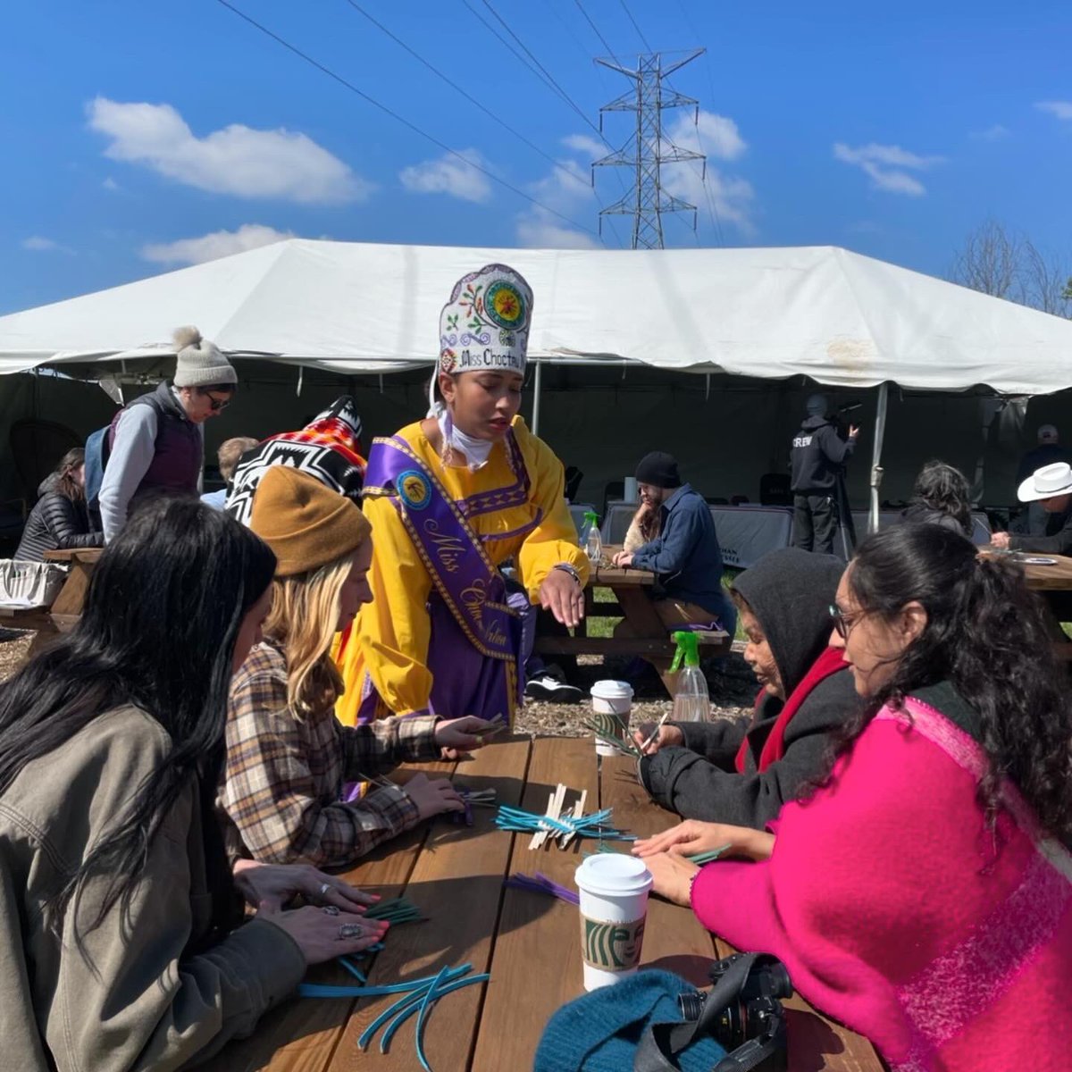 I had the privilege of learning a traditional Choctaw basket weaving pattern from Aliyah Myers, current Ms. Choctaw Nations of Oklahoma (you may have seen her in Marvel’s series Echo!) 🧺 Reed weaving is hard! Grateful for patient teachers. 🙏🏻🌻🧺