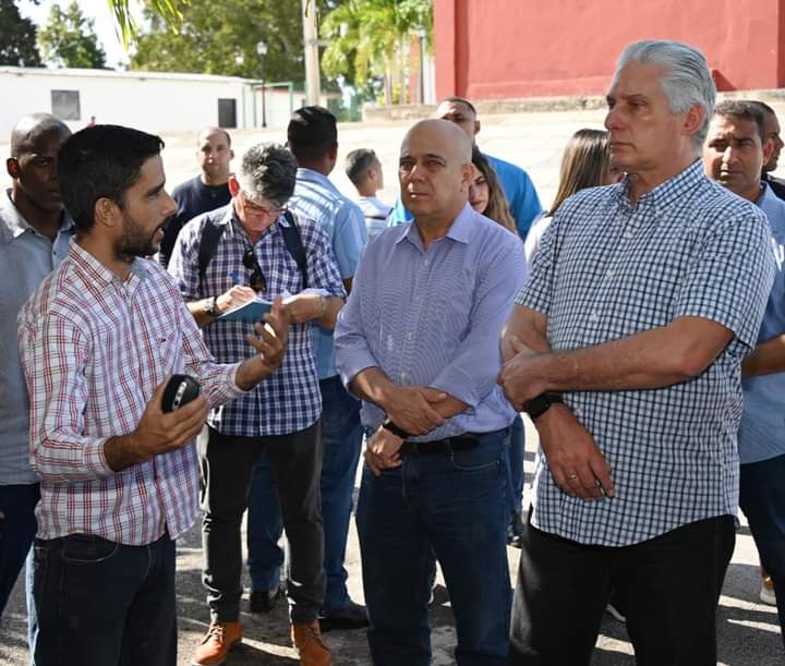 Interesante la conversación entre el Presidente <a href="/DiazCanelB/">Miguel Díaz-Canel Bermúdez</a> y trabajadores del <a href="/GranosInstituto/">Instituto de Investigaciones de Granos</a> sobre el sistema de #Ciencia e #innovacion para la producción de Granos en #Cuba. <a href="/MinagCuba/">Ministerio de la Agricultura de Cuba</a> <a href="/YdaelB/">Ydael Pérez Brito</a> <a href="/GTelce/">Telce Abdel Gonzàlez</a> #ArtemisaJuntosSomosMás