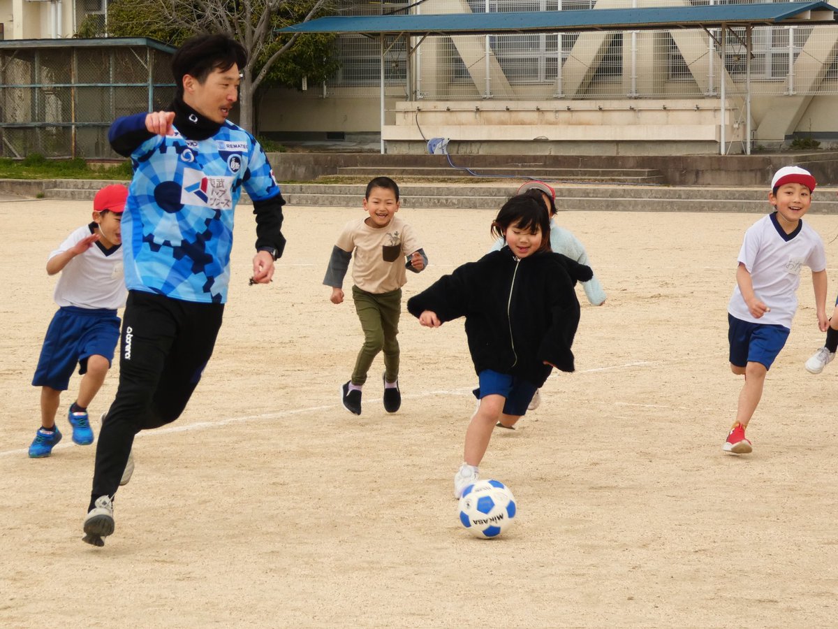 FCosakaOfficial's tweet photo. 【#ホームタウン活動】
3月21日（木）東大阪市立長瀬南小学校にて1年生を対象に、『FC大阪 夢授業』を行いました🏫

夢授業としてみんなでサッカーを楽しむ『#サッカー教室』を実施😊⚽

#夢授業 の一日先生は元選手の #岩本知幸、#武田太一 でした🙆

授業の後は給食も頂きました🍛🍴
楽しい時間をありがとうございました🙇

#FC大阪 #fcosaka #J3 #東大阪 #長瀬南小学校 #一日先生