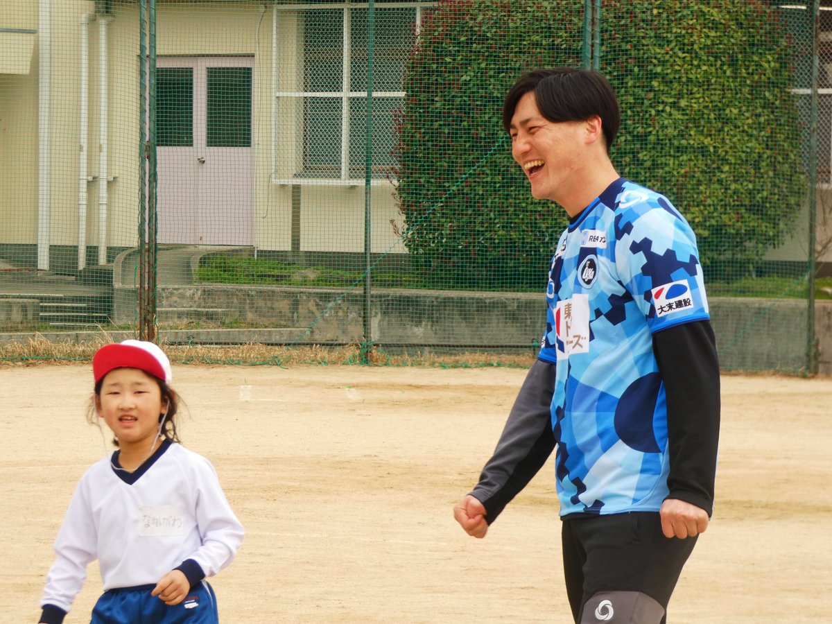 FCosakaOfficial's tweet photo. 【#ホームタウン活動】
3月21日（木）東大阪市立長瀬南小学校にて1年生を対象に、『FC大阪 夢授業』を行いました🏫

夢授業としてみんなでサッカーを楽しむ『#サッカー教室』を実施😊⚽

#夢授業 の一日先生は元選手の #岩本知幸、#武田太一 でした🙆

授業の後は給食も頂きました🍛🍴
楽しい時間をありがとうございました🙇

#FC大阪 #fcosaka #J3 #東大阪 #長瀬南小学校 #一日先生