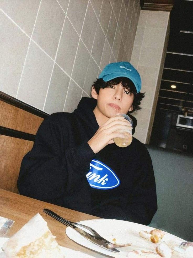 T_T_BTS_'s tweet photo. 何度見ても皆の理想彼氏スギルテヒョンさん。
①デートにはお洒落すぎずダサすぎないスタイル(交際歴長)
②デートだけど自分が見たいレコード屋さんに連れていく。そこで男友達と談笑(男子にも人気)
③途中彼女が偶然男友達に会いちょっと機嫌が悪くなる
④デート時間3時間位でもう家行こうよとせがむ https://t.co/DD4tIoQifz