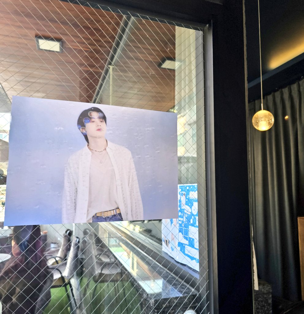 CloudMyLife0322's tweet photo. 왜 이곳을 이제야 가봤을까요.. 카페 가득 흐르는 감성이 너무 좋았던 곳이었어요🫶 직접 만드신 성운이가 이빨 자국만 낸 레드벨벳크림치즈 쿠키 성운이 흉내 내보려다 너무 맛있어서 와구와구 다 먹었답니다~꿀꿀🐷 감사합니다😋❤️

#결국_하성운 #하확행 #하성운  #HASUNGWOON @indeed_HSW https://t.co/xqlYIalqxk