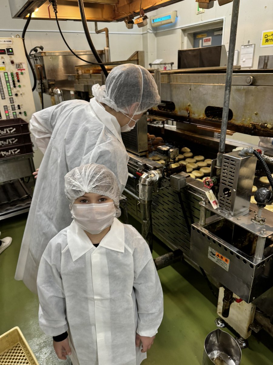 TeimurazLezhava's tweet photo. カレーパンが揚げられる様子を確認する親戚の少年です。 https://t.co/QS9DwvkgHC