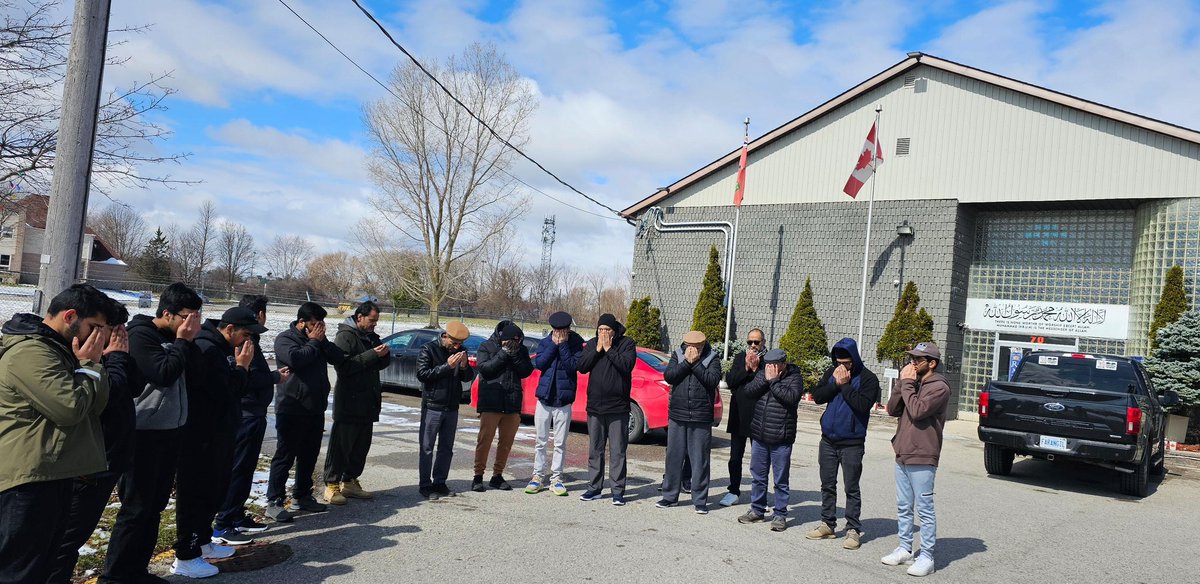 Muslim Youth from London, ON chapter of @AMYACanada spent the day in Downtown London, ON on March 23, 2024 Conveying the message that the long-awaited 𝐌𝐄𝐒𝐒𝐈𝐀𝐇 𝐇𝐀𝐒 𝐂𝐎𝐌𝐄 For more information, please visit: themessiahhascome.ca #MessiahHasCome #LdnOnt #LondonON