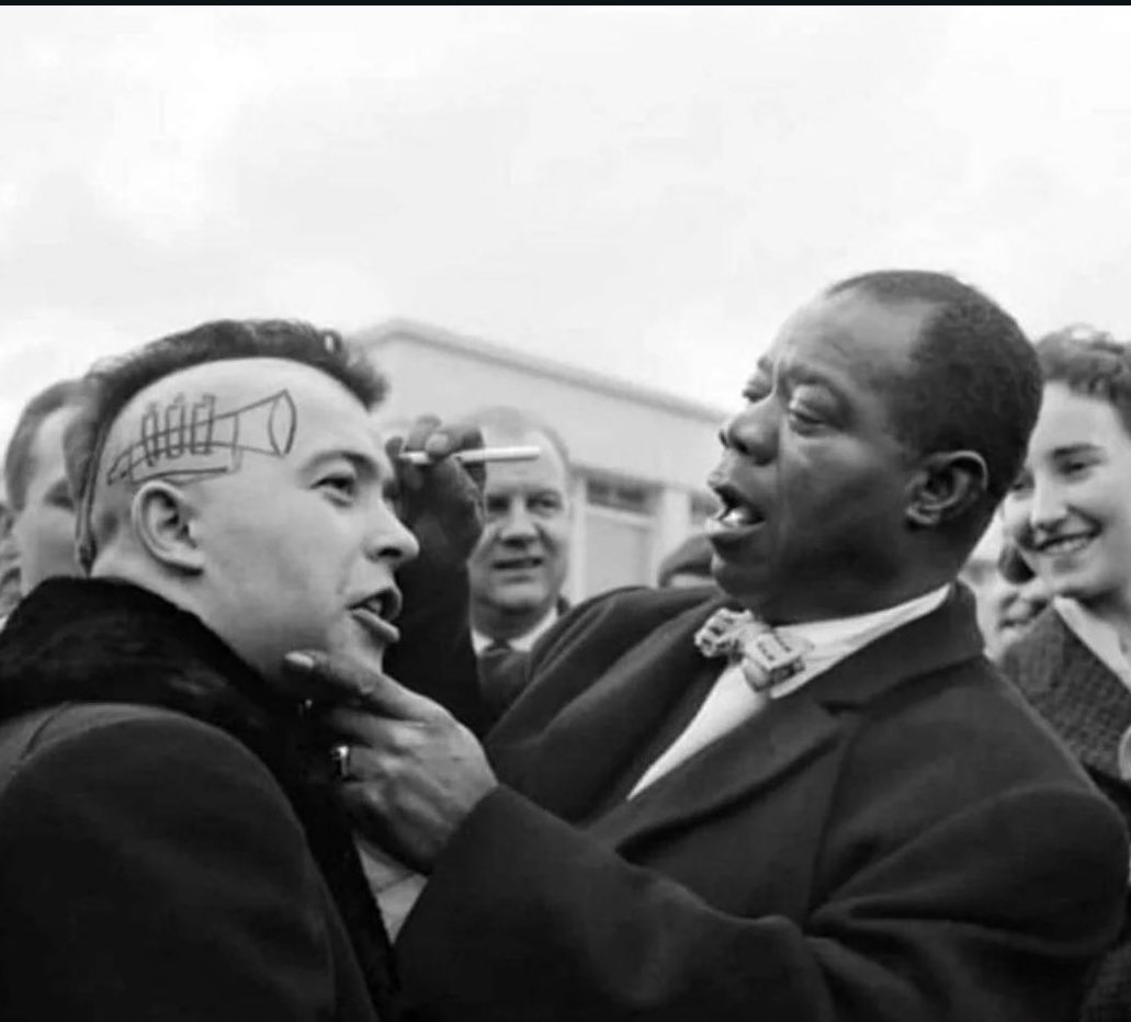 jaynorth1968's tweet photo. Louis Armstrong draws a trumpet on the head of a French fan   | 1961
He didn’t wash his head for a month. https://t.co/DRlbWyd7fc