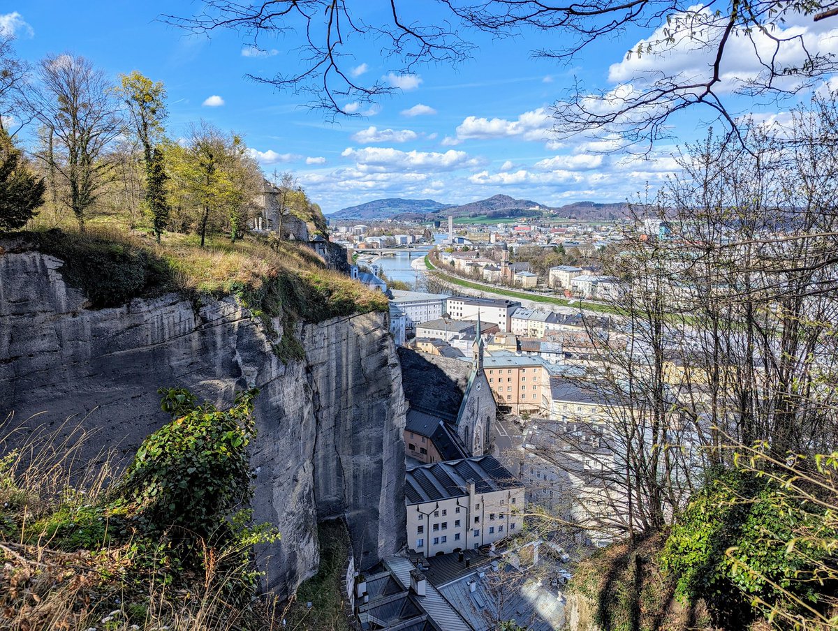 Über den Mönchsberg

Altstadtblick
Linkes Salzachufer mit Kapuzinerberg und Gaisberg
Bürgerwehr
Über dem Sigmundstor (Neutor)