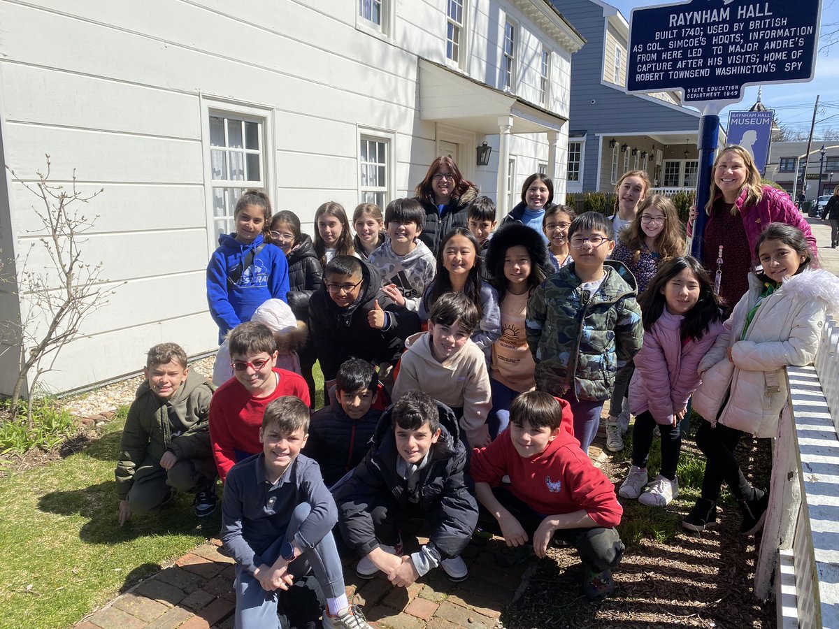 We had a great time visiting Raynham Hall and learning about the American Revolution today. @NorthSideEW #ewlearns @RaynhamHall