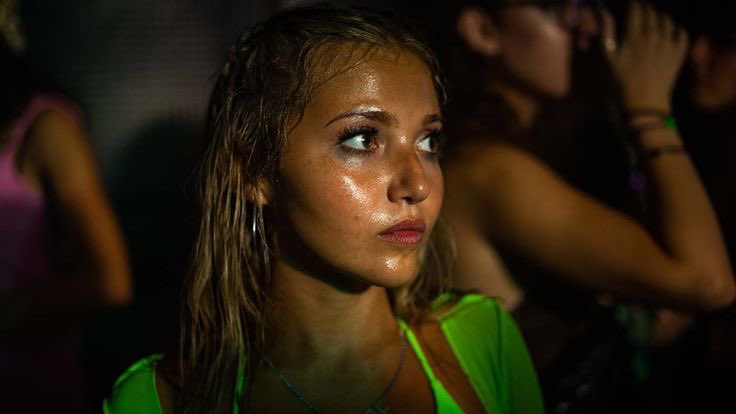 claudiavilaga's tweet photo. con el corazón en la garganta después de ver ‘how to have sex’ (sobre lo que no se dice en las primeras veces, sobre la vergüenza de no encajar, sobre cómo confesar un abuso cuando aún no se sabe expresar el deseo, sobre las amigas hirientes y las personas que acompañan) https://t.co/1tUdA0FwsM