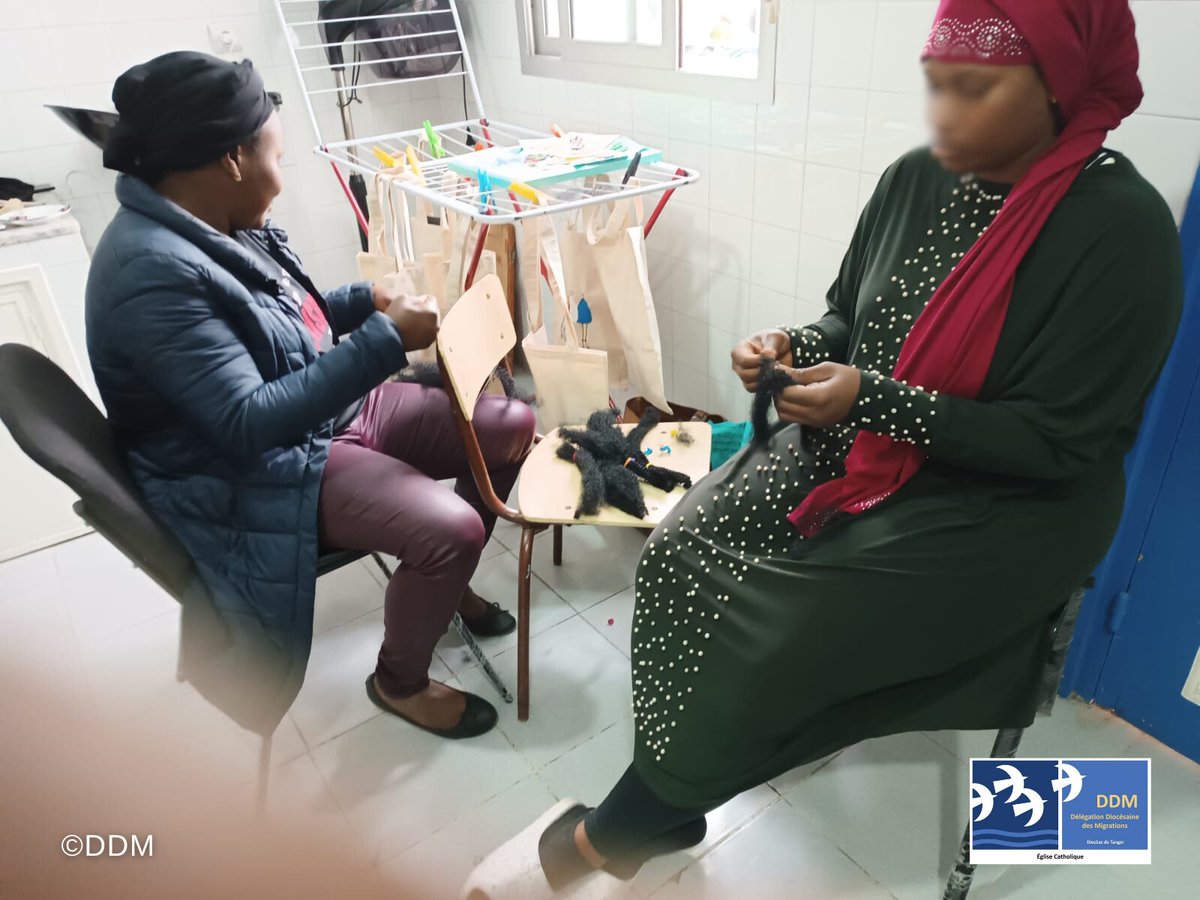 📸|Découvrez ces images captivantes des séances de tissage organisées par l'Espace Femmes à #Tanger.

▪️ Ces séances permettent aux femmes de prendre soin d'elles et d'améliorer leur bien-être à travers des ateliers de coiffure.

#DDM #approche #genre