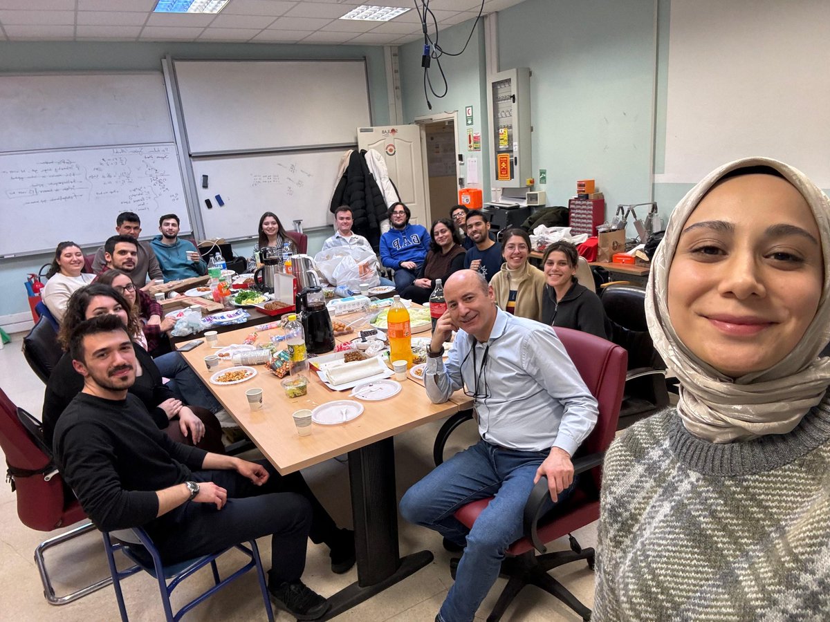 eomurlu's tweet photo. @teknofest birincileri, 3 eski takımımız ve mezunlarımız ve yeni @ytumezun adaylarımızla @YildizEdu @YTUMechatronics @YtuSimulab da iftarda beraberiz. İyiki varsınız... ❤️ @proftameryilmaz https://t.co/rZMNpGjy51