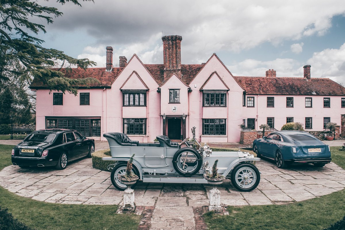 Past and present at its finest. @rollsroycecars @RollsRoyce #carphoto #carphotography #dslr #rollsroyce #car #cars @RollsRoyceMedia