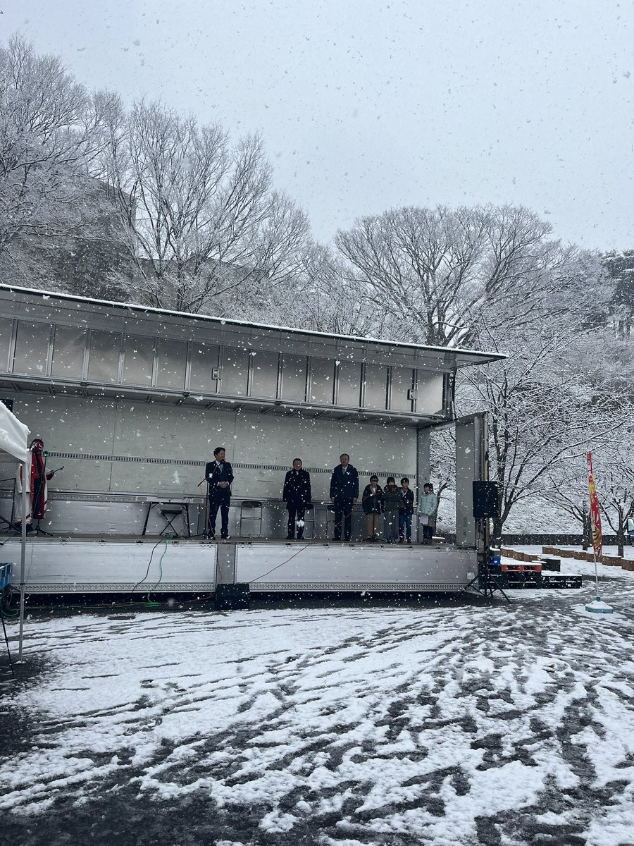 whitebirches_s's tweet photo. えがおマルシェ1日目の大雪にはびっくりした。
無事に開催できてよかったです🍀
あと雪見ビール最高でしたw

もう流石に雪降らない、、、？ https://t.co/y9xDAm3hBS