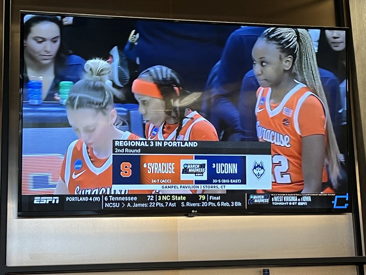 Let’s go ⁦@CuseWBB⁩ and ⁦@CuseCoachJack⁩ - bullied the airport bar to put on the big game… now we have an 🍊cheering section in Chicago! Let’s go ladies! 🍊🏀🧡