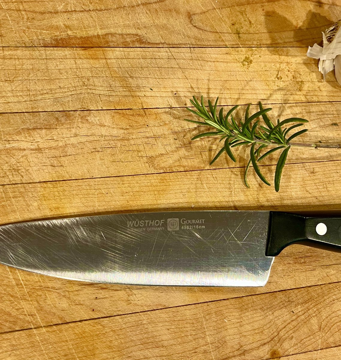 Question for all non professional chefs out there: How many knives do you have (to prep/cook) & which ones do you reach for all the time and/or are your favorites? I go for my 16cm chefs knife 90%. Also my paring knife for small jobs. I have 10 knives 🤔