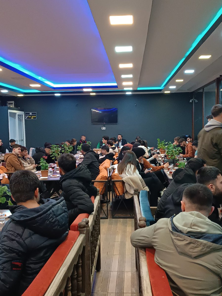 bulsu_emre's tweet photo. Genç arkadaşlarımızla iftar sonrası bir araya geldik, güzel sohbet ortamında gercekleşen programda  gençlerin zor sorularına maruz kaldık :) https://t.co/YUzt3pci3J