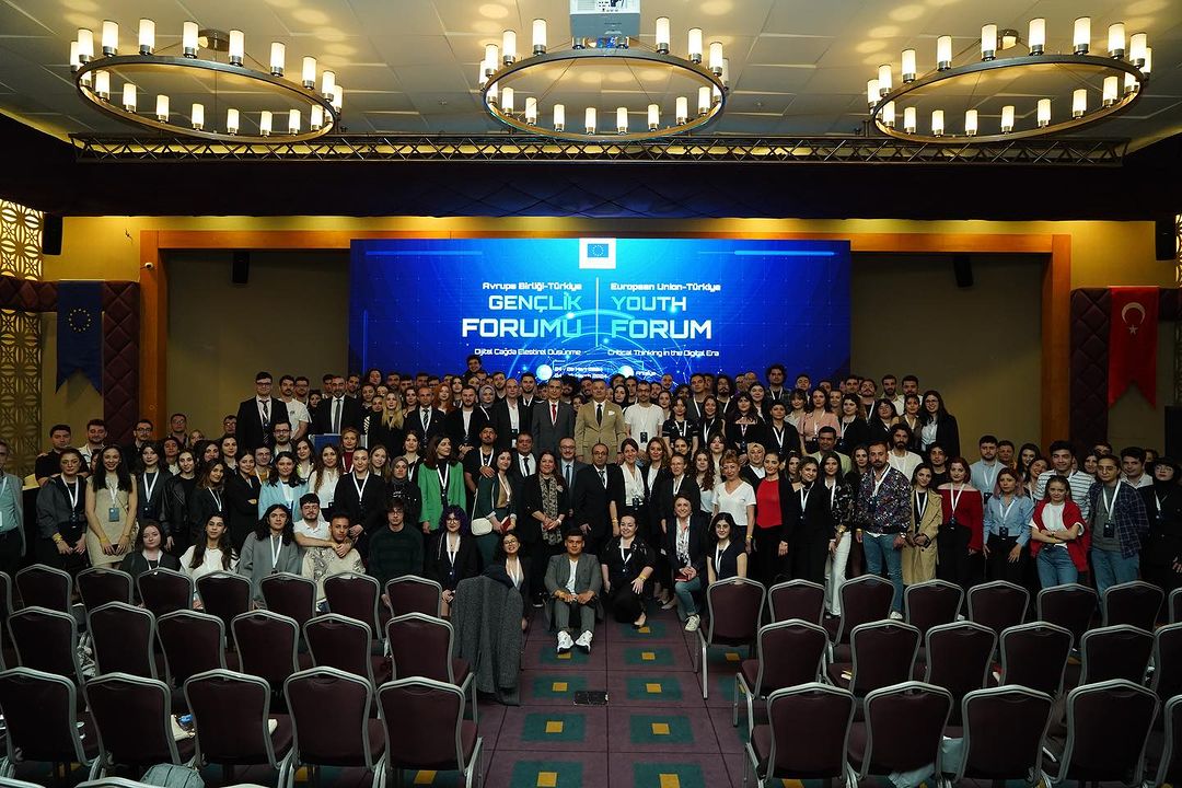 Avrupa Birliği - Türkiye Gençlik Forumu "Dijital Çağda Eleştirel Düşünme" devam ediyor...
#ABGençlikForumu <a href="/EUDelegationTur/">AB Türkiye Delegasyonu🇪🇺EU Delegation to Türkiye</a> <a href="/ABBilgiMerkezi/">AB BİLGİ MERKEZLERİ (EU INFORMATION CENTERS)</a> 
<a href="/DiyarTSO/">DTSO</a>