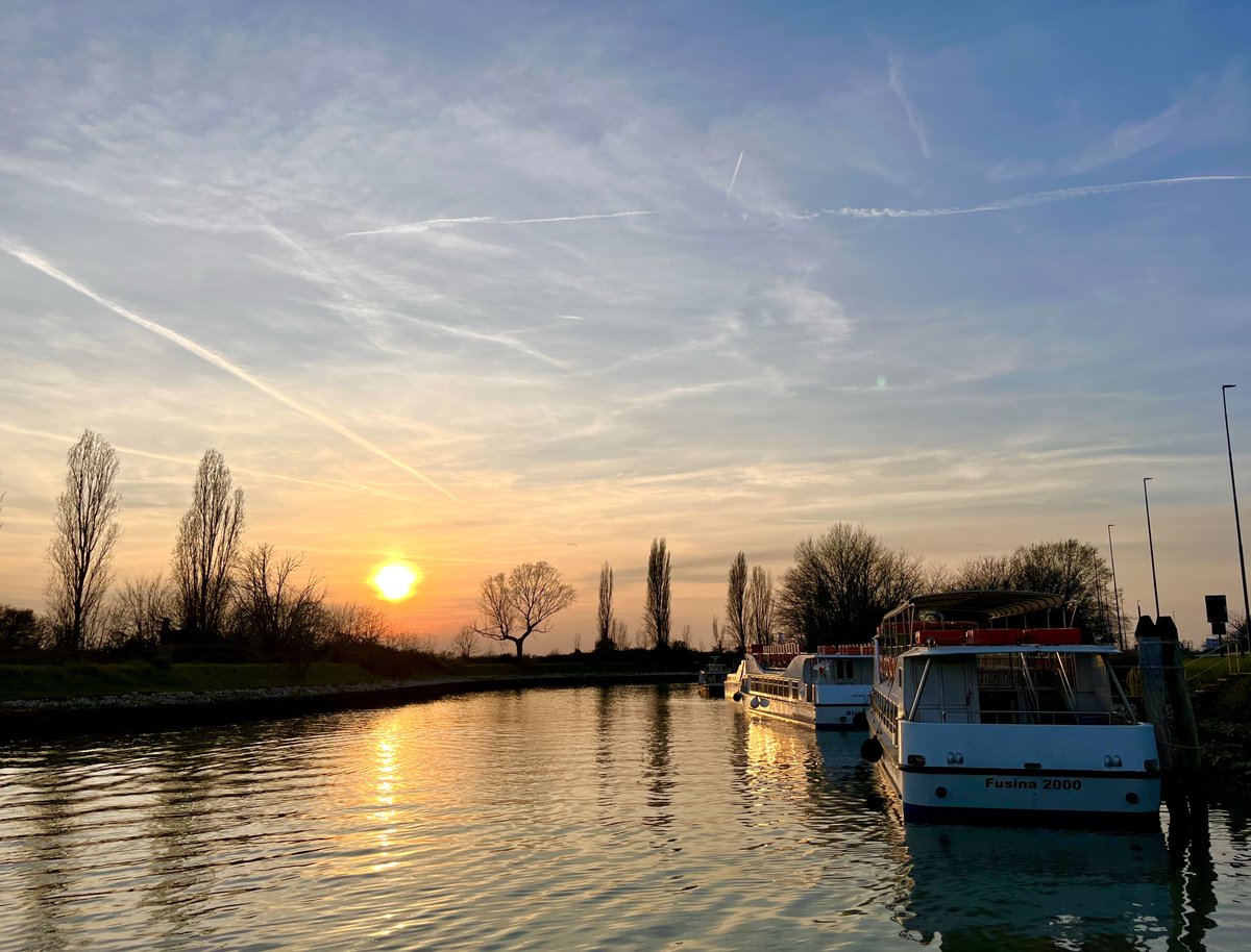 dolceSally's tweet photo. (continued from previous tweet)
other pics in #Venezia
Pic 1: #PiazzaSanMarco on background on the right
Pic 2: #BasilicadiSanMarco
Pic 3: scenes of everyday life in Campo S. Agnese
Pic 4: back from #Venice to #Fusina by vaporetto ⛴️ wonderful sunset https://t.co/eERIxdkNno