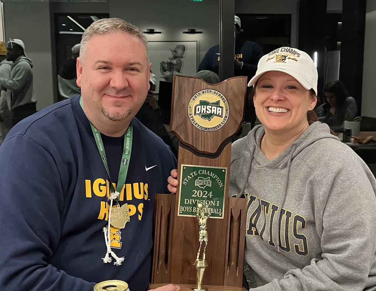 CoachM4122's tweet photo. BEST part of winning a state championship is sharing it w/ the people I love most. Means everything to me &amp; would not have felt same w/o you there! Thank you for dropping all to be part of it!  What a special weekend! LOVE YOU FAM! @SIHSBasketball1 @eidsonfam6 @MelissaMai87655 https://t.co/KOlrdU4MJL