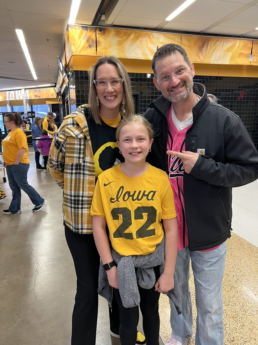 MelissaAdams82's tweet photo. @IowaWBB Go Hawks! 
@HawkDad1 @JoMommaMantz Thank you! The kindest people! 🖤💛🏀 https://t.co/EvdM37ivjs