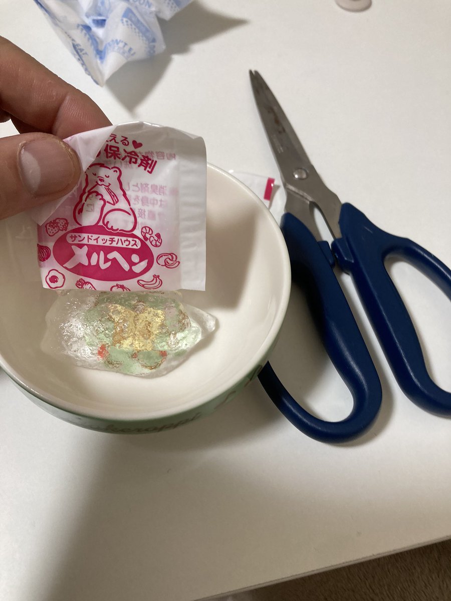 takizawa0914's tweet photo. こんな親切な保冷剤があるんですね！おはようございます。ゴミ清掃員の滝沢です。中身を出したら芳香剤になるみたいです。実はこの保冷剤だけではなく、プニュプニュしているものは全て芳香剤になります。お好みのアロマオイルを少量加えると出来上がりです！乾いたら寿命ですので、可燃ごみでそのまま捨ててください！排水溝に流したら詰まってしまうので、気を付けてくださいね！引き取ってくれるスーパーもあります！

これで昨日のカイロと合わせれば、除湿剤と芳香剤を買わなくて済み��すね！

#ゴミ清掃員の日常 #滝沢の推し活はごみ分別