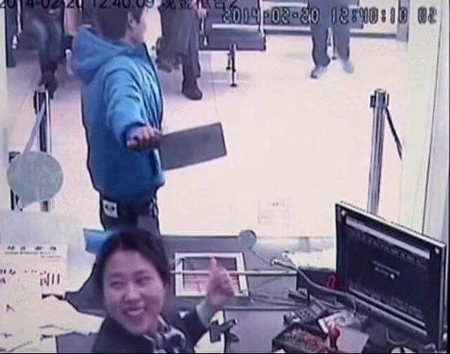 fasc1nate's tweet image. A bank teller laughs when seeing man with knife wanting to rob bank