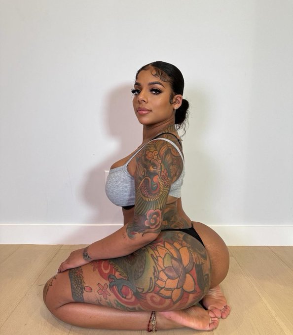 Need someone to use as my seat, any volunteers?🤭 https://t.co/ls13zatAFc