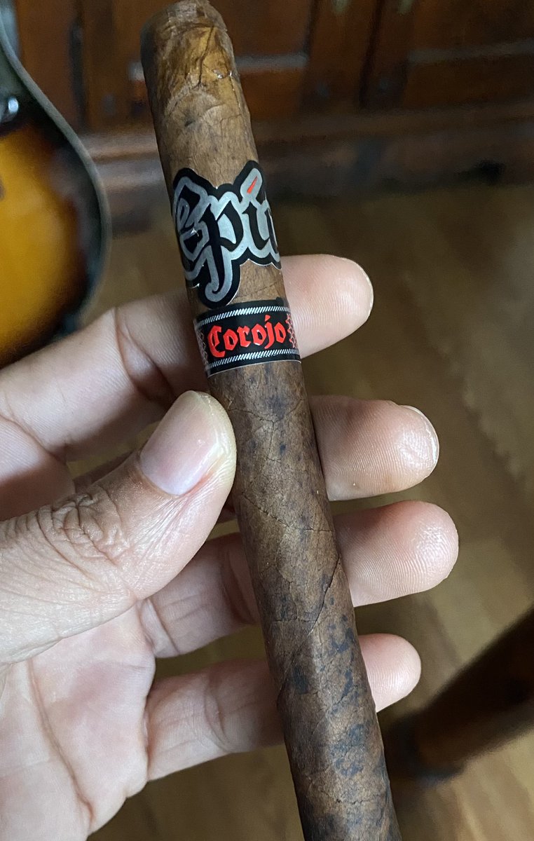 @epiccigars Corojo to end the day.   Have a good evening fam! 
#cigars #cigarlife 💨 💨