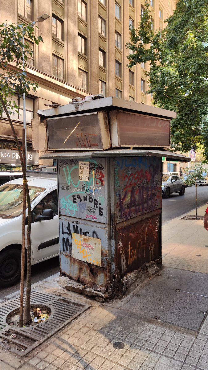 Vecine3's tweet photo. @Muni_Stgo por favor, ver la forma de hacer algo con este kiosko ubicado en Moneda entre bandera y ahumada. Es un baño publico y un peligro. @IraciHassler https://t.co/Un1Y4YnLmZ