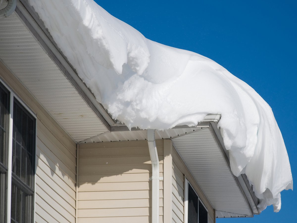 Remember to keep your eaves and gutters clear and remove icicles hanging from your eaves or gutters. Icicles on overhangs near the meter can fall and damage the meter and pipes, resulting in potential gas leaks.