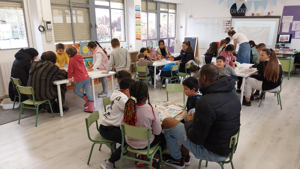 CEIP Ramiro Solans (@cpramirosolans) on Twitter photo Lunes de cuentos para alumnado y familas de primero de primaria. Una oportunidad para  compartir buenos momentos y crear comunidad. Las familias protagonistas en <a href="/CPRamiroSolans/">CEIP Ramiro Solans</a> <a href="/RedEvolucionAr/">RedEvolucion</a> <a href="/InnovaEducAr/">InnovaEducAr</a> Lunes de cuentos para alumnado y familas de primero de primaria. Una oportunidad para  compartir buenos momentos y crear comunidad. Las familias protagonistas en <a href="/CPRamiroSolans/">CEIP Ramiro Solans</a> <a href="/RedEvolucionAr/">RedEvolucion</a> <a href="/InnovaEducAr/">InnovaEducAr</a>