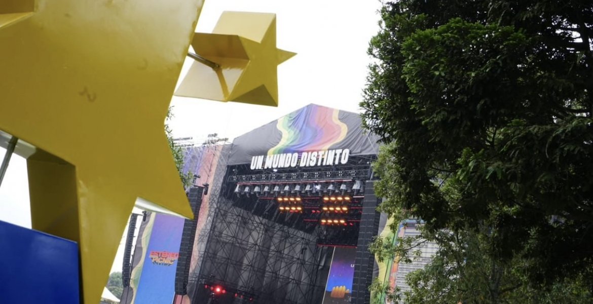 Bogota_Turismo's tweet photo. .@Bogota brilló en el Estéreo Picnic #FEP con nuestro stand que recibió más de 10.000 visitantes, 3 gigantografías y más de 75 proyecciones de un video promocional de la ciudad. ¡Somos una vitrina turística para el mundo! #BogotáModoFestival 🙌🏻

Lee más: https://t.co/JjyDTCHeb5 https://t.co/OF779I9Vc1