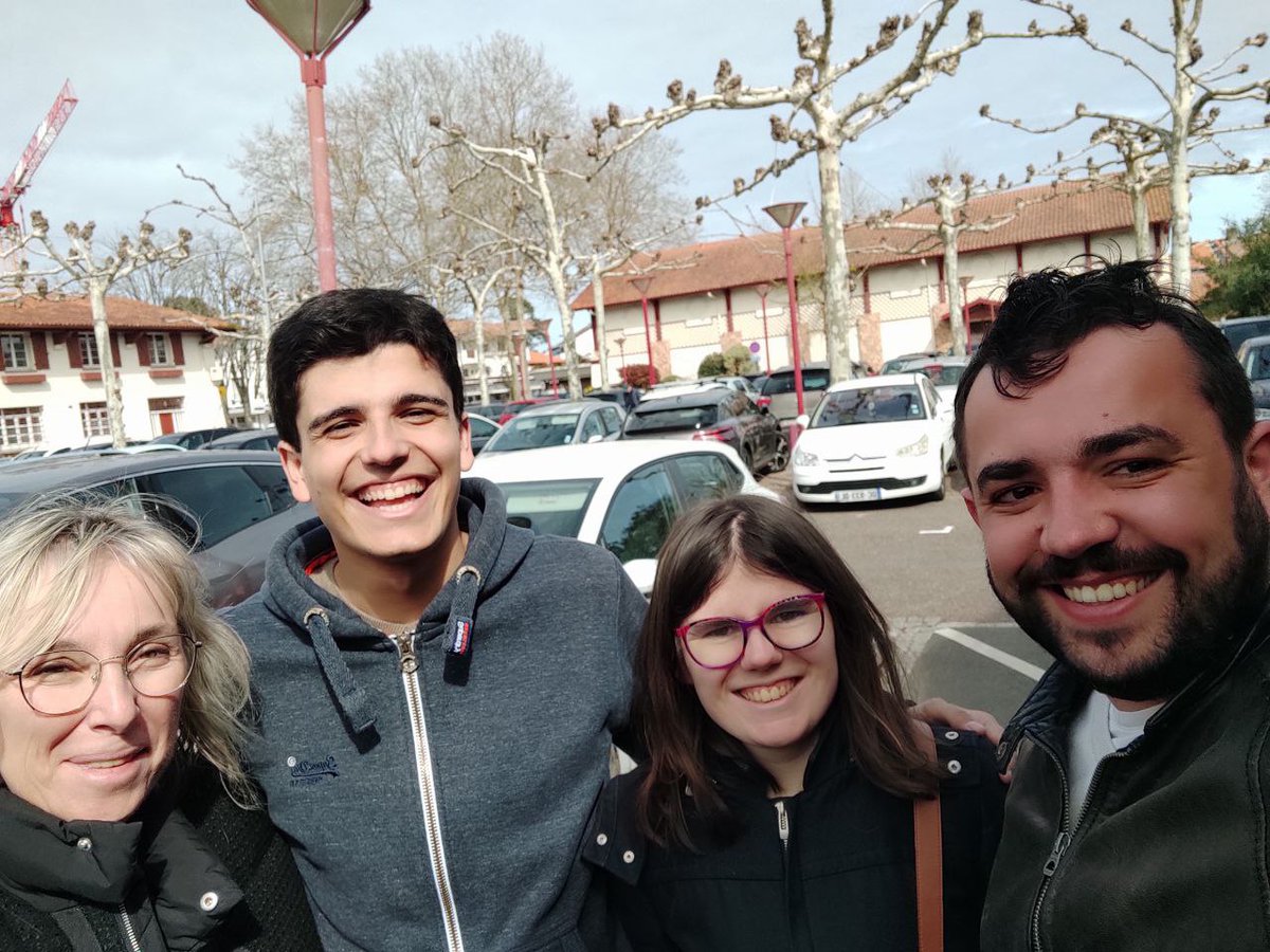 Cette semaine nous nous sommes mobilisés un peu partout dans la Région pour #PorterlEurope auprès de
<a href="/ValerieHayer/">Valérie Hayer</a> et la liste @BesoindEurope ! Bravo à nos JAM pour leur mobilisation 🙌