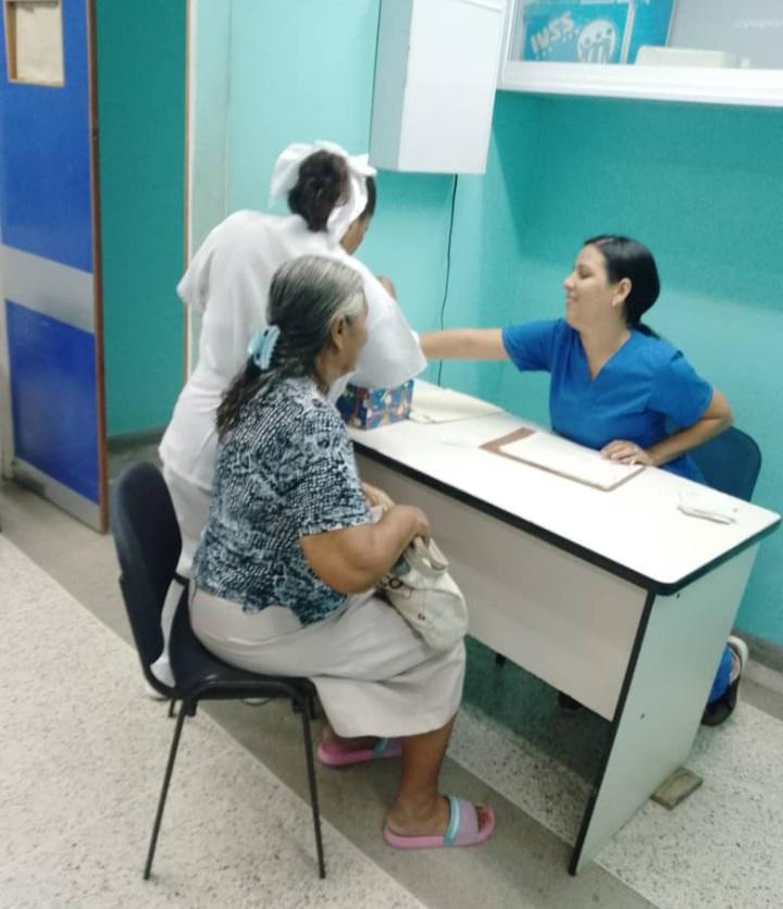 #25Mar En áras de garantizar la mejor atención a los usuarios. Personal Médico activo con alegria, amor y entusiasmo en cada consulta.
#PorUnSeguroMásSocial
<a href="/NicolasMaduro/">Nicolás Maduro</a> 
<a href="/MagaGutierrezV/">Magaly Gutiérrez Viña</a> 
<a href="/Somosivss/">Instituto Venezolano de los Seguros Sociales</a> 
<a href="/MinSaludVE/">MPPSalud</a> 
<a href="/dirsaludbarinas/">Barinas/Dirección Estadal de Salud</a>
