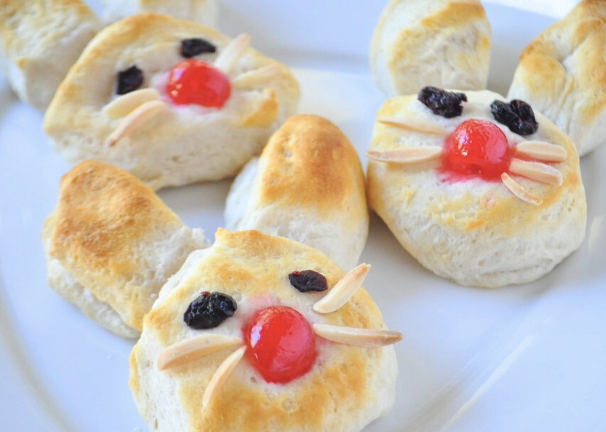 4 INGREDIENT EASTER BUNNY BISCUITS! 🐰 This fun and easy treat is the perfect addition to your Easter menu. The kids will go CRAZY over these!!

GO GET THE #RECIPE HERE -->> diythrill.com/2019/03/31/eas…
