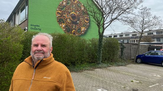 DeArcheoloog's tweet photo. In wat nu de achtertuin van Ton de Wette uit #Wijk bij #Duurstede is, vonden twee jonge #amateurarcheologen 55 jaar terug de vroeg-middeleeuwse #fibula van #Dorestad. Op de zijgevel van zijn huis staat nu een enorme muurschildering van de #mantelspeld.
https://t.co/A3YzmbbvEW https://t.co/BrMMFIs2sz