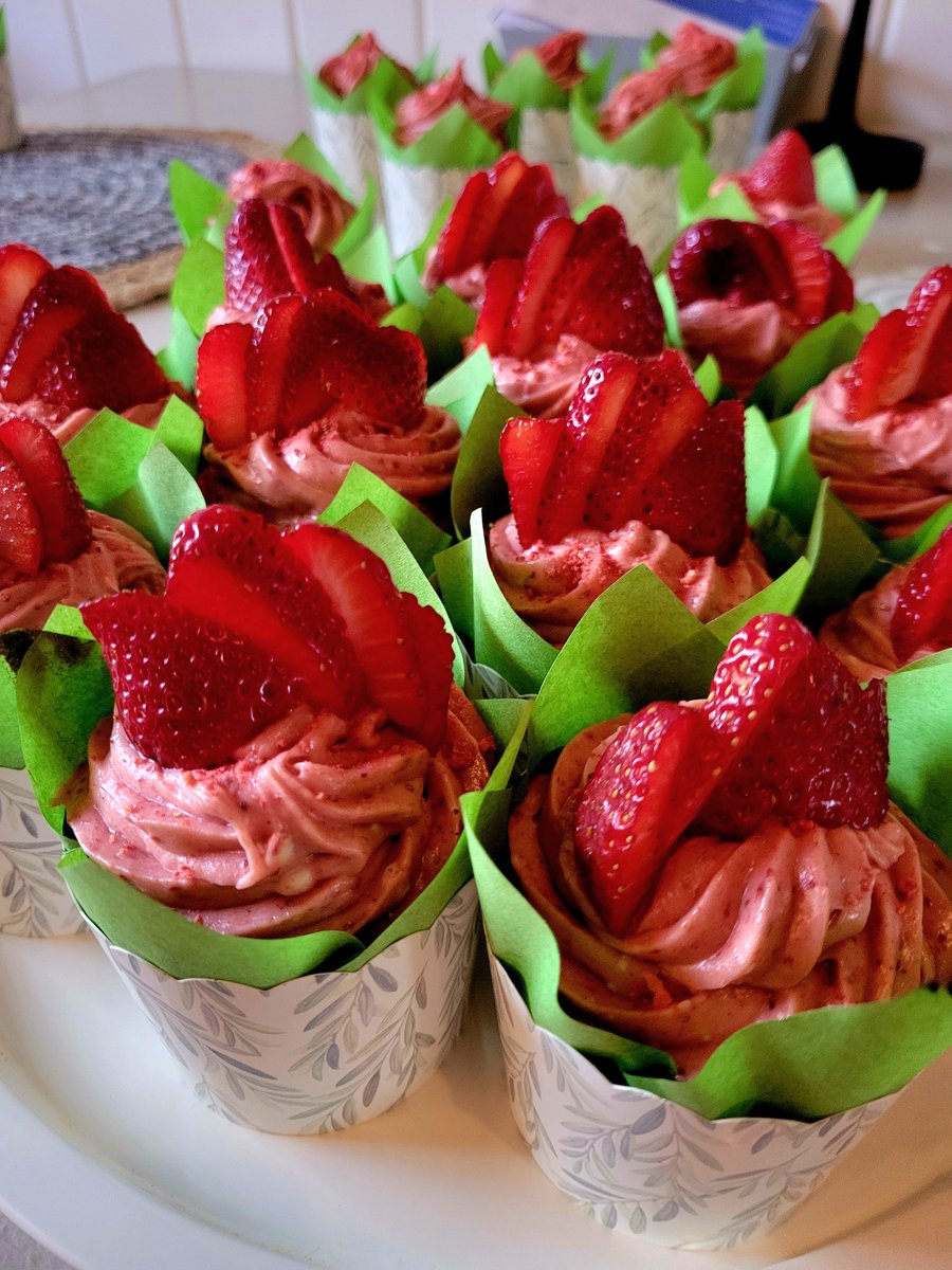 TheReplimat's tweet photo. Today's Bake: Roasted Strawberry Cupcakes 🧁 https://t.co/7Ob7Jvrxve